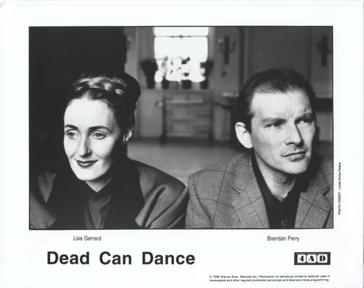 Dead can dance. Группа Dead can Dance в молодости. Dead can Dance Лизы Джеррард. Лиза Джеррард и Брендан Перри. Группа Dead can Dance Lisa Gerrard.