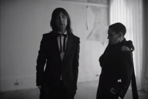 Read more about the article Bobby Gillespie (Primal Scream) e Jehnny Beth (Savages) lançam novo vídeo “Chase It Down”