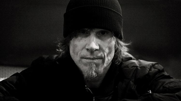 You are currently viewing Morre Mark Lanegan, voz do Screaming Trees, Queens Of The Stone Age e outros, aos 57 anos