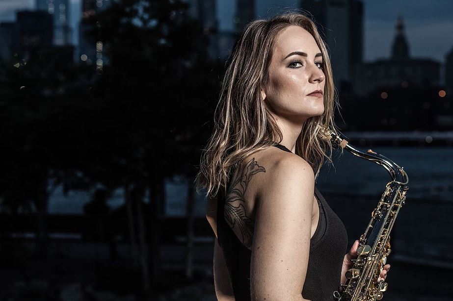 Leia mais sobre o artigo Roxy Coss: saxofonista norte-americana aponta novo direcionamento no single “Part I: The Body”