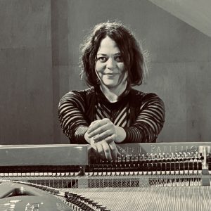 Read more about the article Marilou Nézeys: pianista francesa promove vindouro álbum ‘Earth’ com a épica “The Way”