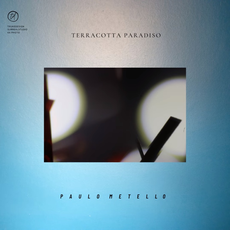 No momento você está vendo Paulo Metello volta com o novo single e videoclipe “Terracotta Paradiso”