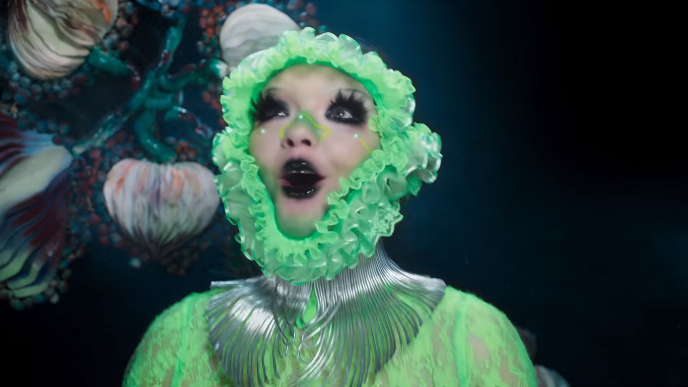 Leia mais sobre o artigo Björk lança vídeo do primeiro single do álbum ‘Fossora’, assista “Atopos”