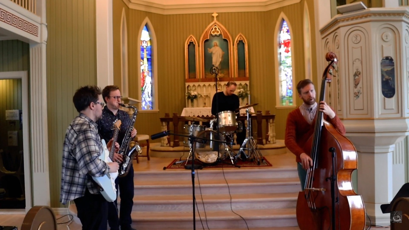 Leia mais sobre o artigo Freysteinn Quartet: assista ao vídeo da versão ao vivo de “Bylur” em igreja na Islândia