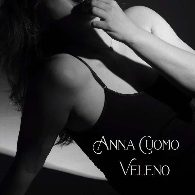 You are currently viewing <strong>Anna Cuomo compartilha seu novo single “Veleno”</strong>