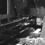 Mark Sutton: pianista clássico estreia projeto de synthpop; ouça primeiro single