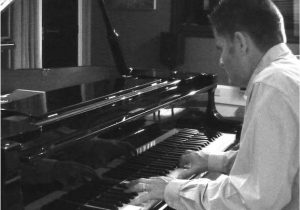 Leia mais sobre o artigo Mark Sutton: pianista clássico estreia projeto de synthpop; ouça primeiro single