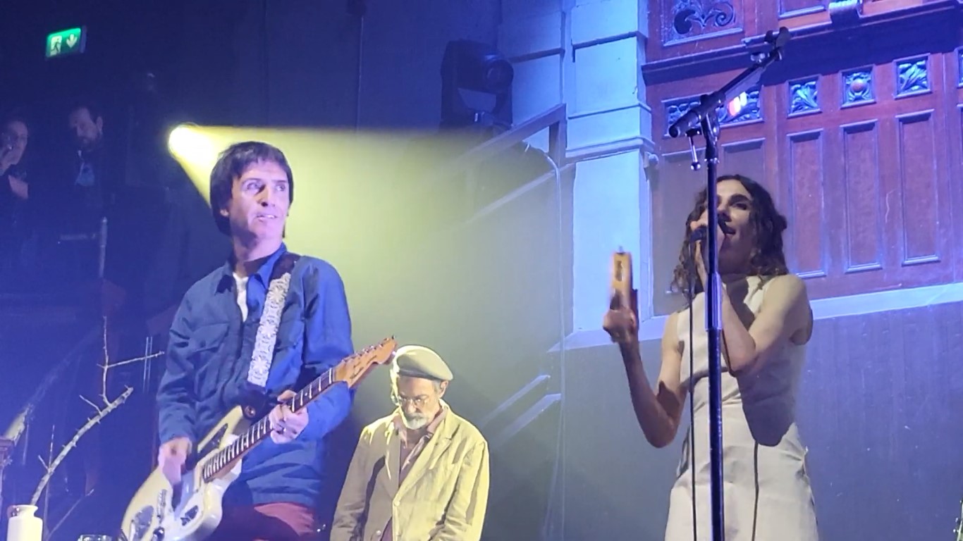 Leia mais sobre o artigo Arroz das melhores festas, Johnny Marr se junta a PJ Harvey no palco em Manchester