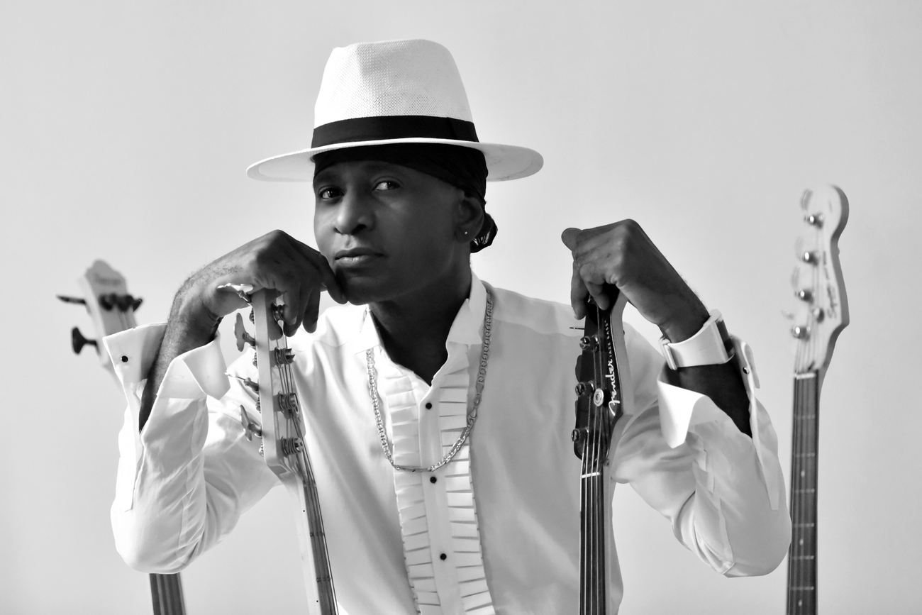 Você está visualizando atualmente Stéphane Manga: baixista camaronês de jazz promove novo álbum com o single “Seven”