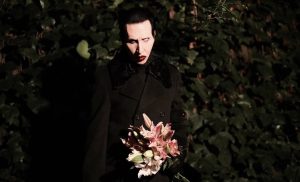 Leia mais sobre o artigo Dark até os ossos: Marilyn Manson ressurge com a inédita “As Sick As The Secrets Within”