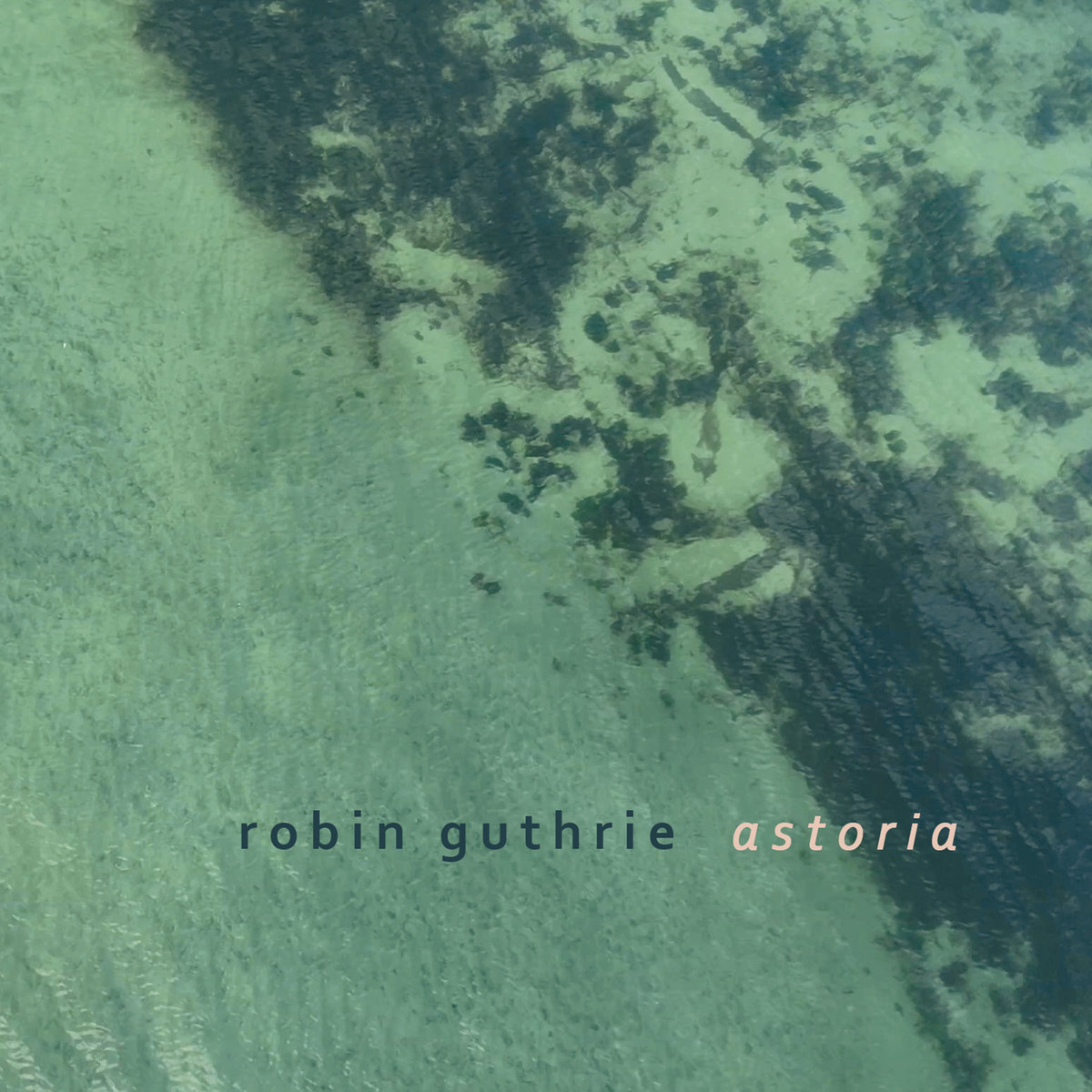 Leia mais sobre o artigo Robin Guthrie (Cocteau Twins) encerra 2024 com um novo e belo EP, “Astoria”