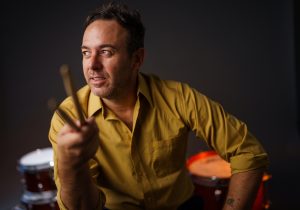 Leia mais sobre o artigo Washington Duke: baterista de jazz antecipa debut reimaginando clássico da banda The Flamingos